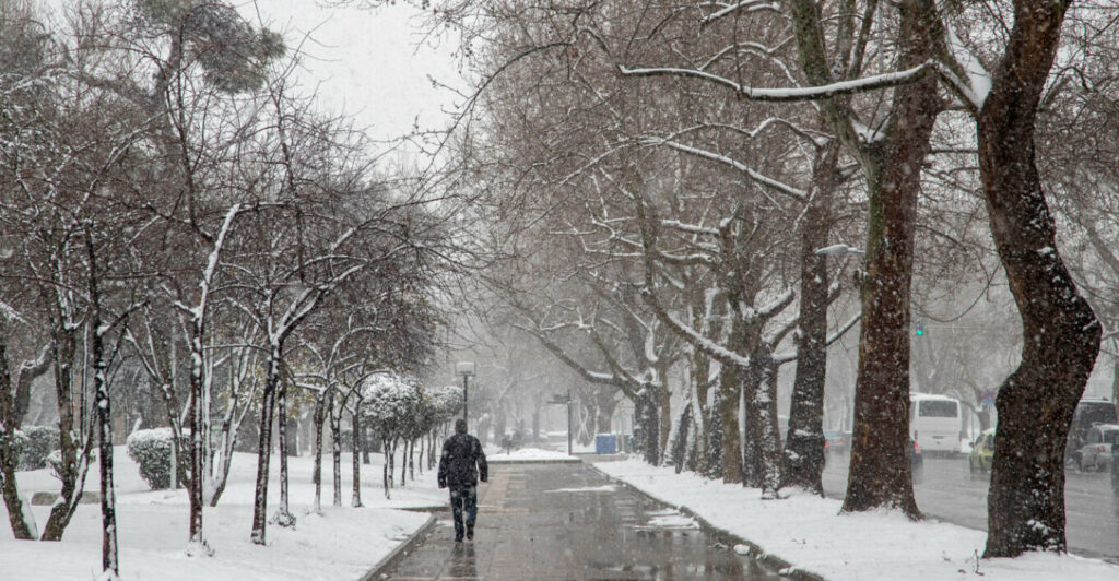 Έρχεται κακοκαιρία από αύριο με πτώση θερμοκρασίας έως και 10 βαθμούς Κελσίου, πού θα χιονίσει
