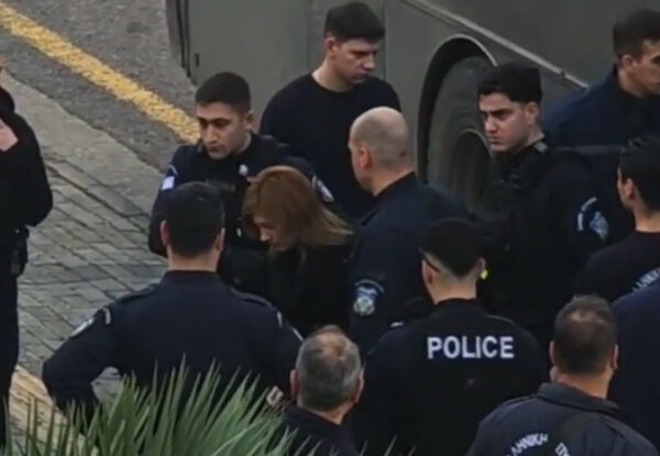 Πισπιρίγκου: Υποβασταζόμενη και με μπαστούνι έφτασε στο Εφετείο για τον θάνατο της Ίριδας και της Μαλένας