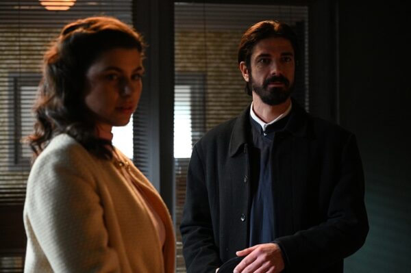 Άγιος έρωτας – Η Χλόη λαχταρά να είναι μαζί με τον πατέρα Νικόλαο