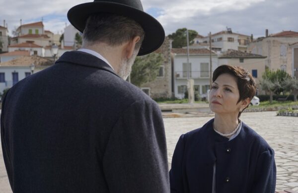 Άγιος έρωτας με φόντο το Γαλαξίδι