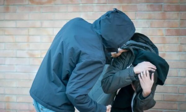 Ηράκλειο: 13χρονος χτύπησε άγρια συμμαθητή του μέσα στο σχολείο τους – Συνελήφθη η μητέρα του