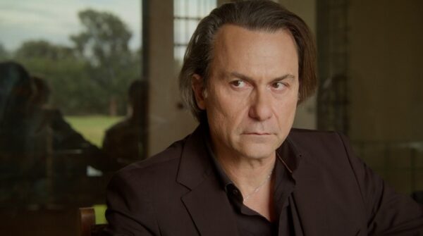 “Να μ’ αγαπάς” – Ο Άγγελος τινάζει στον αέρα τη συμφωνία πώλησης των επιχειρήσεων