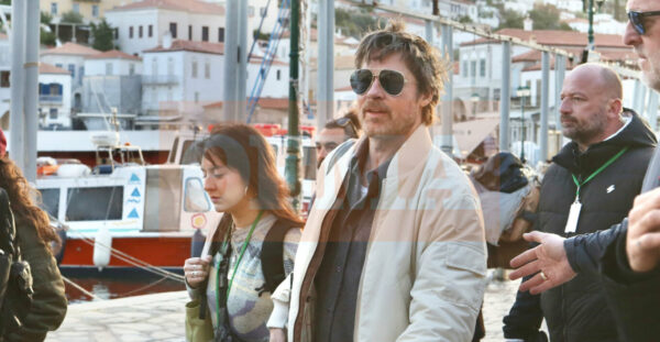 Χαλαρός και χαμογελαστός ο Μπράντ Πιτ στην Ύδρα για τη νέα του ταινία, δείτε βίντεο και φωτογραφίες