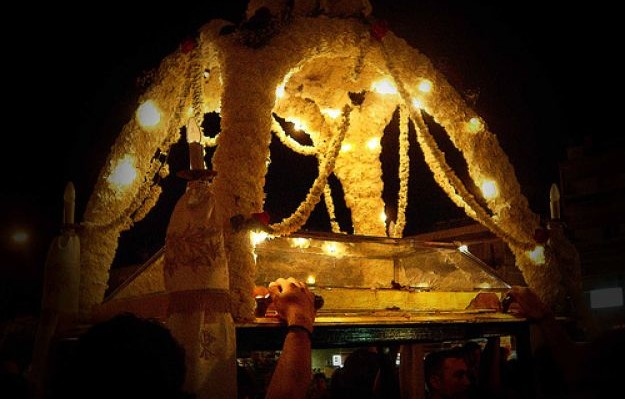 Μεγάλη Παρασκευή: Γιατί είθισται να περνάμε κάτω από τον Επιτάφιο