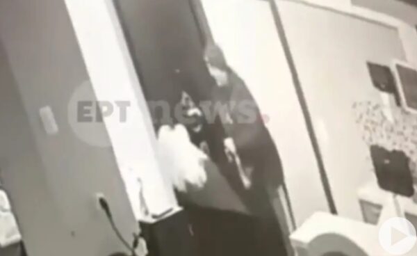 Κυψέλη: Η στιγμή που η μητέρα έρχεται αντιμέτωπη με τον 64χρονο μετά τις απόπειρες βιασμού στις κόρες της