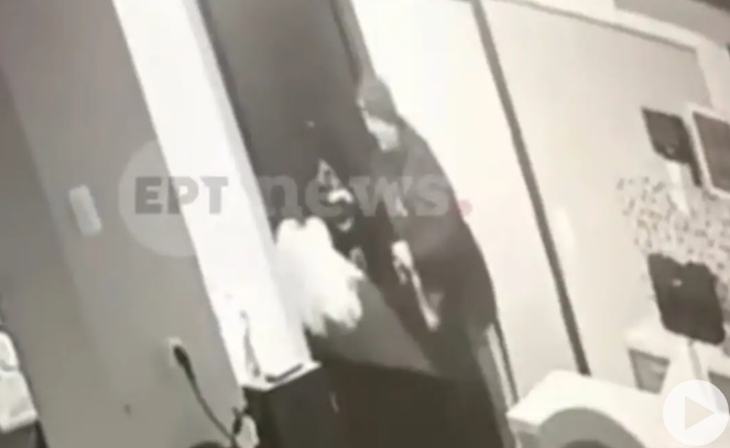 Κυψέλη: Η στιγμή που η μητέρα έρχεται αντιμέτωπη με τον 64χρονο μετά τις απόπειρες βιασμού στις κόρες της