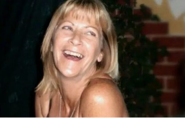 Στο εδώλιο μετά από 17 χρόνια: Η οικογένεια της Jean Hanlon ζητά δικαιοσύνη για τον θάνατό της