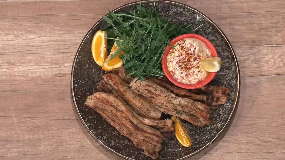 Πανσέτες χοιρινές μαριναρισμένες σε θρούμπι, πορτοκάλι και κρασί με τυροκαυτερή