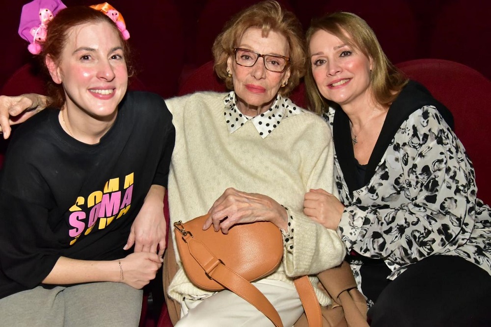 Η “Κουταλένια” που  συγκινεί και δίνει μάθημα ζωής στο θέατρο “ΜΟΥΣΟΥΡΗ”