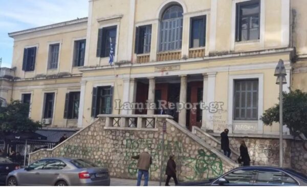 Oικογενειακό δράμα στη Λαμία: Μητέρα εγκατέλειψε το 9,5 ετών παιδί της με αυτισμό στα δικαστήρια μετά από απόφαση για την επιμέλειά του