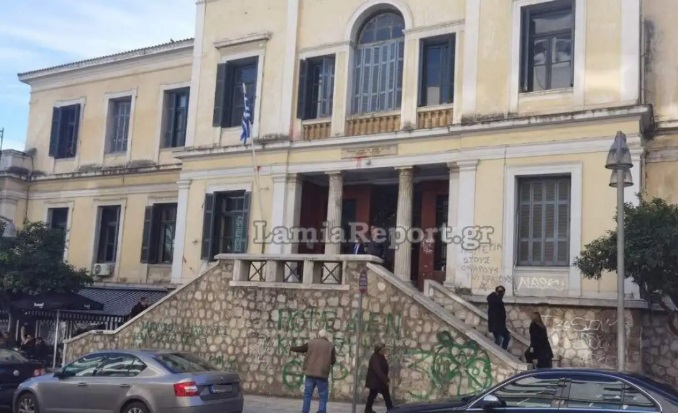 Oικογενειακό δράμα στη Λαμία: Μητέρα εγκατέλειψε το 9,5 ετών παιδί της με αυτισμό στα δικαστήρια μετά από απόφαση για την επιμέλειά του