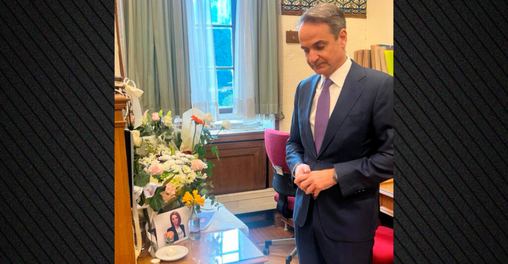 Ο Kυριάκος  Μητσοτάκης άφησε  ένα λευκό λουλούδι στο γραφείο στη Βουλή της δημοσιογράφου Αντιγόνης Πανέλλη που έφυγε από τη ζωή