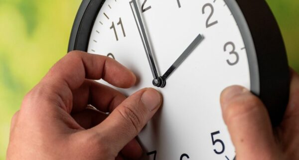 Αλλαγή ώρας 2026: Πότε θα γυρίσουμε τα ρολόγια μια ώρα μπροστά