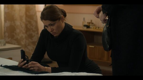 Porto Leone: Στη γειτονιά με τα κόκκινα φανάρια – Η Γαλήνη, με ένα πιστόλι στο χέρι, χτυπά την πόρτα της Αλεξάνδρας!