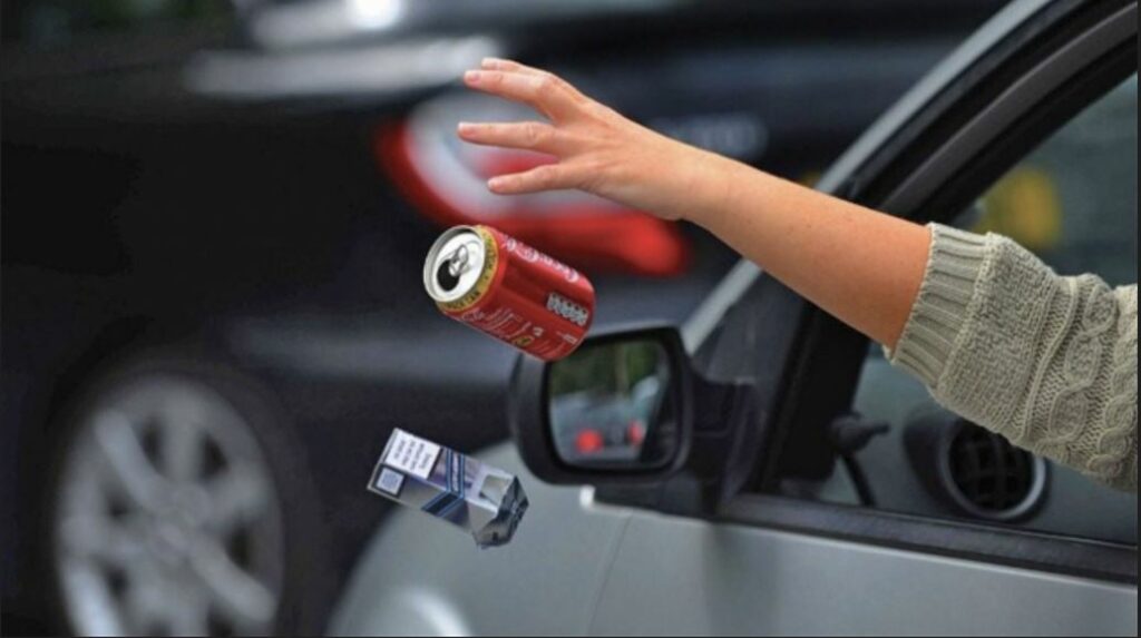 Νέος ΚΟΚ: Βαριές καμπάνες για όσους πετούν σκουπίδια από το αυτοκίνητο