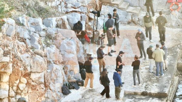 Πόσα χρήματα έλαβαν οι Υδραίοι κομπάρσοι στην ταινία του Μπραντ Πιτ και τα μαγαζιά που έγιναν σκηνικά