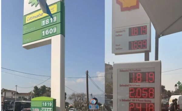 Μέση Ανατολή: Ουρές στα βενζινάδικα και φόβοι για εκτίναξη της βενζίνης στα 2 ευρώ από τον πόλεμο – Στα 1,82 ευρώ η αμόλυβδη στα βόρεια προάστια