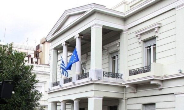 ΥΠΕΞ: Δέκα γραμμές έκτακτης ανάγκης για Έλληνες λόγω εξελίξεων στη Μέση Ανατολή