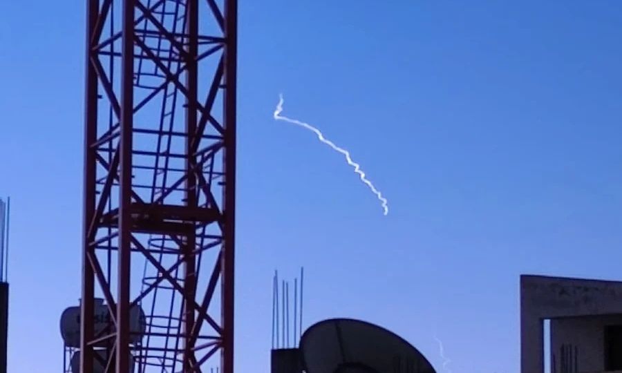 Κύπρος: Τι είναι οι λάμψεις που φαίνονται στον ουρανό και πώς σχετίζονται με τον πόλεμο