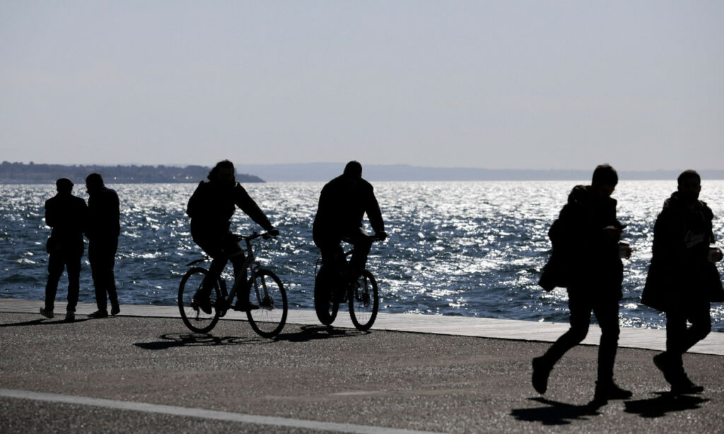 Καιρός:  Ηλιοφάνεια σήμερα αλλά με τοπικές βροχές και ισχυρούς ανέμους στο Αιγαίο