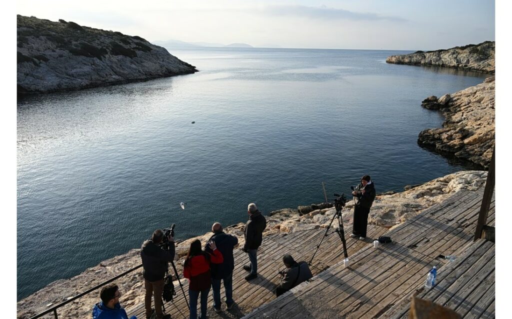 Βουλιαγμένη: Εντοπίστηκαν εξοπλισμός κατάδυσης και σκούτερ – Ψάχνουν αν ανήκουν στον αγνοούμενο δύτη