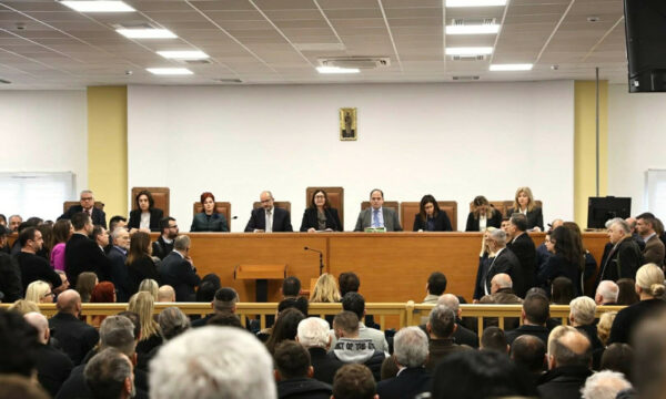 Νέα διακοπή στη δίκη για το δυστύχημα στα Τέμπη – Διαμαρτύρονται για τις συνθήκες