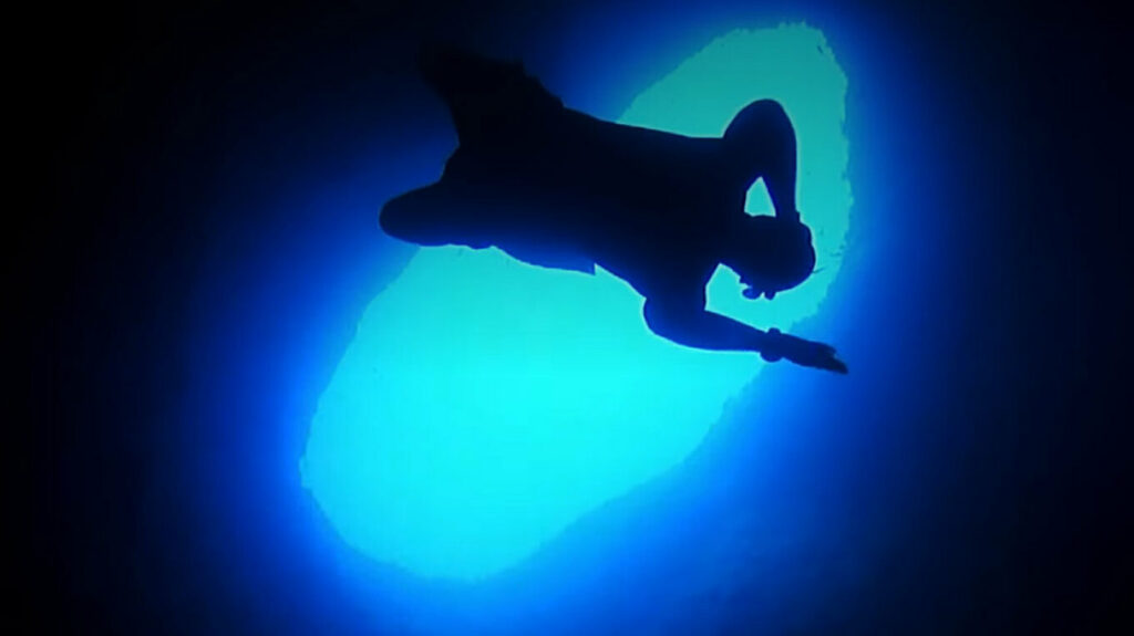 «Το ρεύμα τον ρούφηξε μέσα στην τρύπα, πάλευε 40 λεπτά να σωθεί» λέει ο φίλος του 34χρονου που βούτηξαν μαζί στο Πηγάδι του Διαβόλου