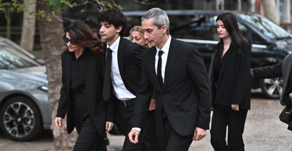 Μαρινέλλα: Σήμερα το τελευταίο αντίο – Με χειροκροτήματα έφτασε η σορός, συγκινημένοι οι συγγενείς της, δείτε βίντεο και φωτογραφίες