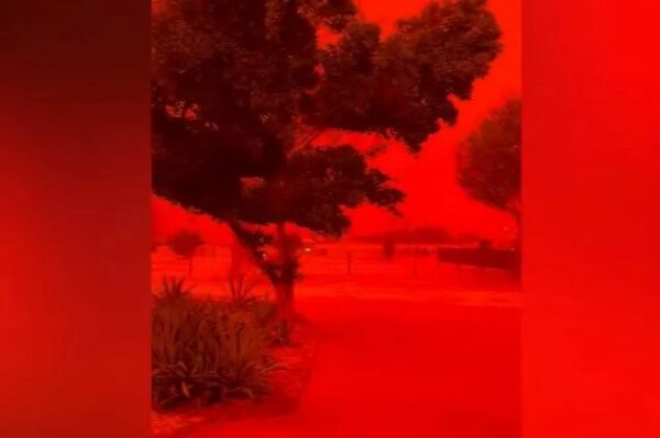 Απόκοσμες εικόνες στην Αυστραλία: Σπάνιο φαινόμενο έβαψε τον ουρανό κόκκινο