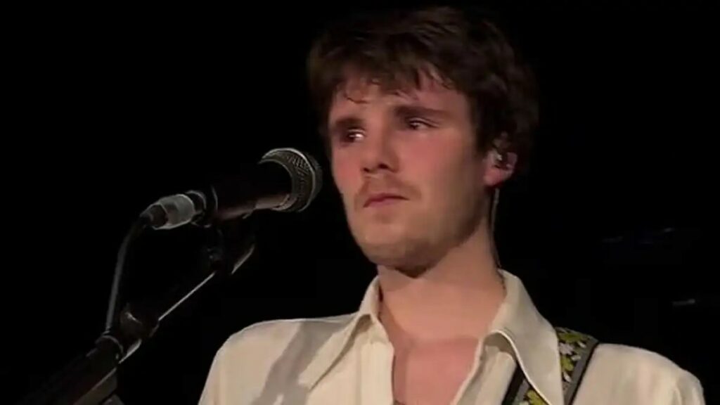 Ο Κρουζ Μπέκαμ συγκινεί με τραγούδι για τη «ραγισμένη καρδιά» της μητέρας του Βικτόρια σε συναυλία του