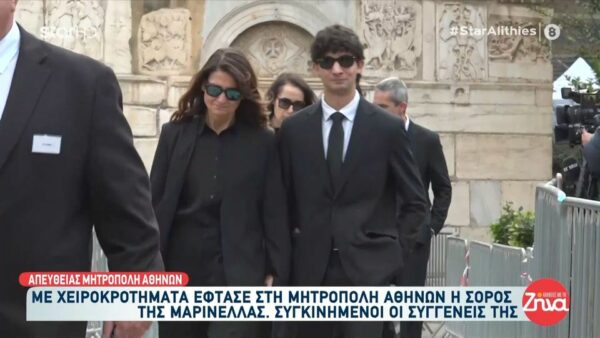 Με χειροκροτήματα έφτασε στη Μητρόπολη Αθηνών η σορός της Μαρινέλλας – Συγκινημένοι οι συγγενείς της