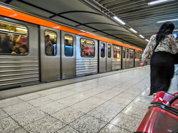 Τρόμος για 20χρονο στο μετρό – Συμμορία του επιτέθηκε για να αρπάξει την αλυσίδα του (video)