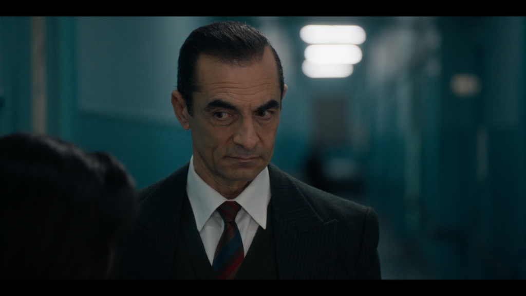 Porto Leone: Στη γειτονιά με τα κόκκινα φανάρια – Ο Καπετανάκος, απορροφημένος από την απρόσμενη είδηση της ύπαρξης της κόρης του, αποπειράται να την πλησιάσει, ερήμην της Ρίτας