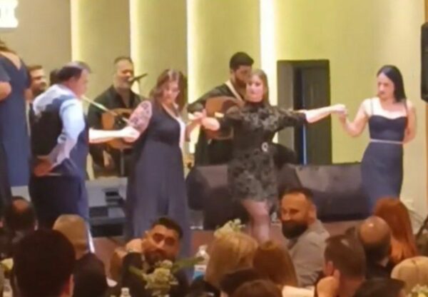 Ρέθυμνο: Ο χορός του πατέρα με τη νύφη που συγκίνησε – Δείτε βίντεο