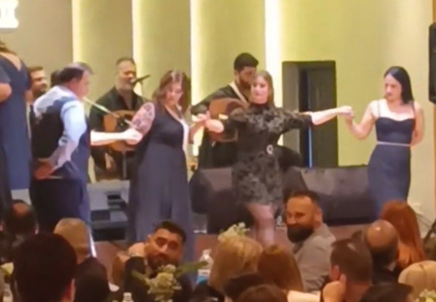 Ρέθυμνο: Ο χορός του πατέρα με τη νύφη που συγκίνησε – Δείτε βίντεο