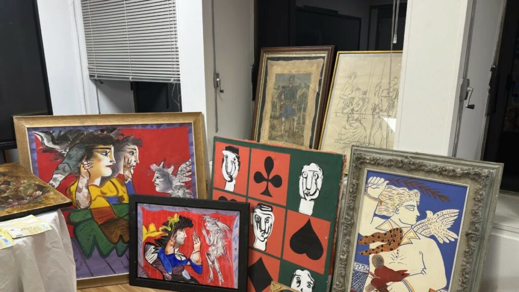 Γιώργος Τσαγκαράκης: Η ανώνυμη καταγγελία που άνοιξε την έρευνα για τα πλαστά έργα τέχνης του γκαλερίστα στο Κολωνάκι – Δείτε εικόνες