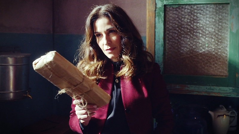 Άγιος έρωτας – Η Χριστίνα καλεί τον Αντρέα στο σπίτι της Αγγέλας