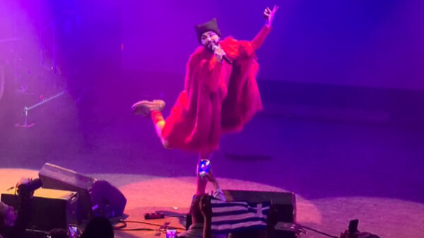 Ο Ακύλας τραγούδησε σε pre party της Eurovision στο Όσλο με κόκκινη γούνα, δείτε βίντεο