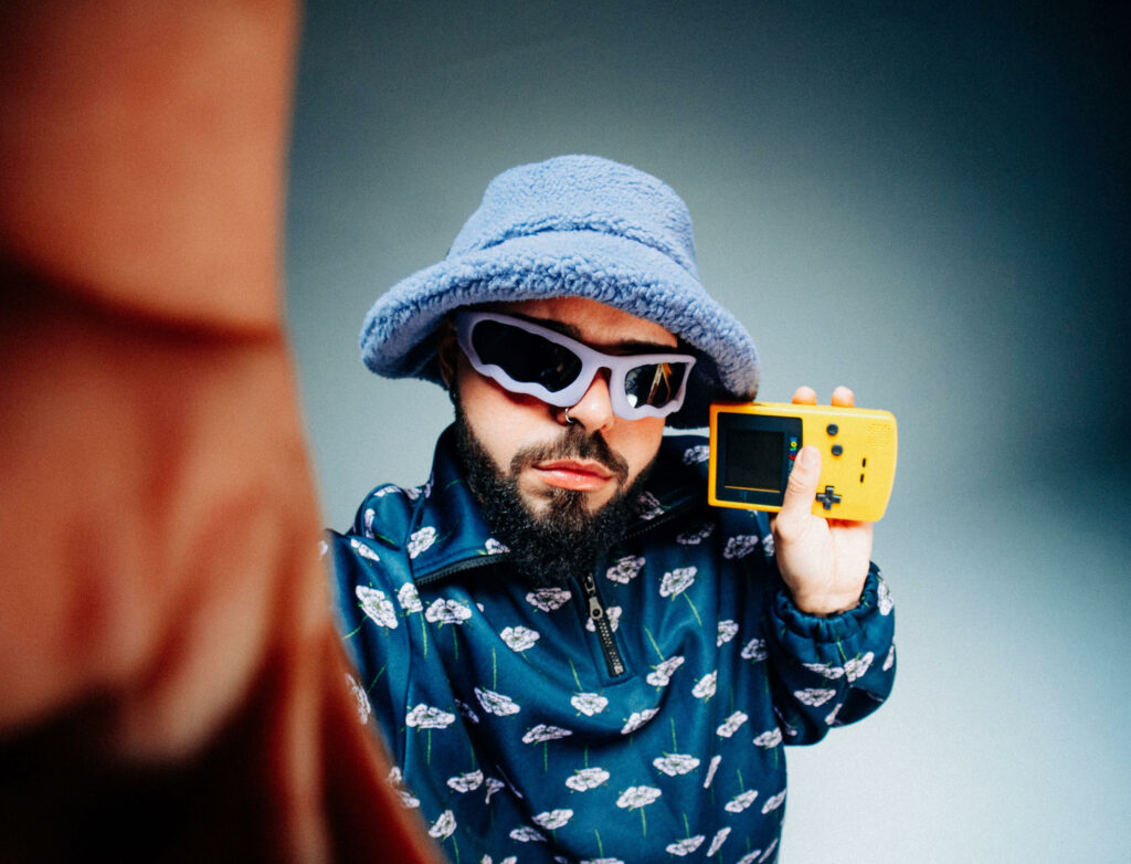 Ο Akylas χτυπά κόκκινο με το official music video του Ferto