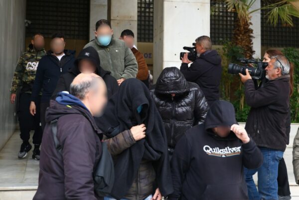 «Βάλτ’ τα όλα σε θυρίδα», «δύο μαγαζιά είναι σε εικονική εταιρεία» – Οι διάλογοι του κυκλώματος με τις απάτες στον ΕΦΚΑ