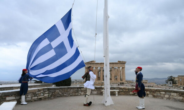 25η Μαρτίου: Η γαλανόλευκη υψώνεται περήφανα στην Ακρόπολη – Δείτε βίντεο με την έπαρση της σημαίας