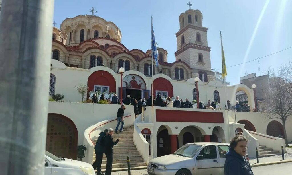 Θεσσαλονίκη: «Τη μία μέρα τον είχα, την επόμενη τον έχασα»- Ράγισαν καρδιές στην κηδεία του 25χρονου Παύλου