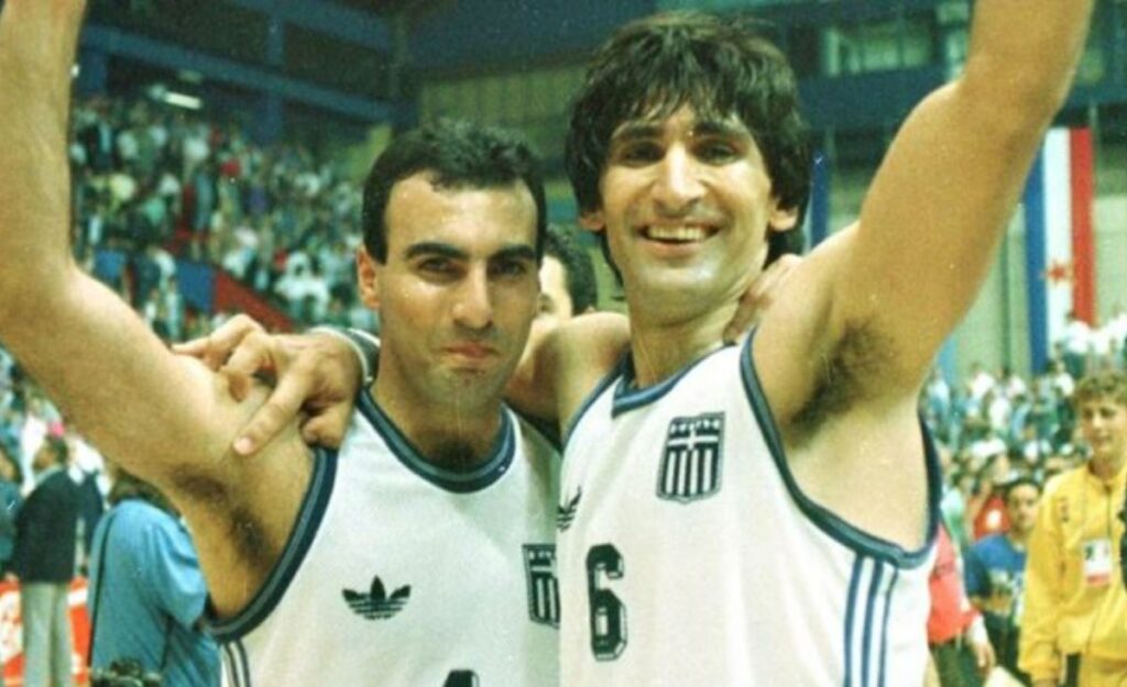 Οι θρύλοι του μπάσκετ αποχαιρέτησαν την Μεγάλη Κυρία: Γκάλης – Γιαννάκης είπαν «αντίο» στη Μαρινέλλα (pics)