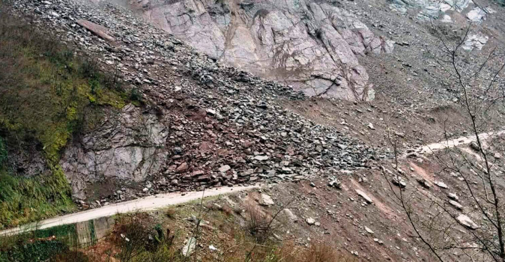 Έκλεισε ο κεντρικός δρόμος προς το Ανθηρό της Καρδίτσας λόγω κατολίσθησης