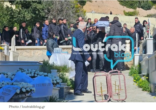 Λουτράκι: Ράγισαν καρδιές στο τελευταίο αντίο του 17χρονου Αλέξη – Οι φίλοι του σήκωσαν το φέρετρο