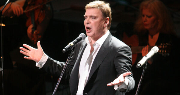 Συγγενείς και φίλοι αποχαιρετούν τον Γιώργο Μαρίνο στο κοιμητήριο Βούλας