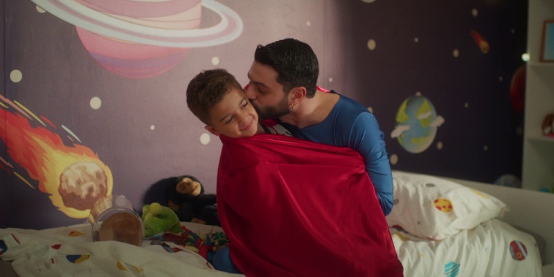 Μπαμπά, σ ’αγαπώ: Ο Ηρακλής γίνεται ο Superman του Στέλιου, ο Νίκος το θύμα της Βιργινίας και της Στέλλας και ο Δημήτρης ο ήρωας του Βίκτωρα