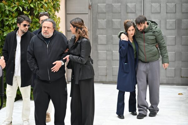 “Να μ’ αγαπάς”: Ο Θεόφιλος επιστρέφει στο σπίτι του, οι ζαλάδες του Λευτέρη γίνονται πιο έντονες και ο Άγγελος αποφασίζει να αλλάξει το όνομα στο ξενοδοχείο