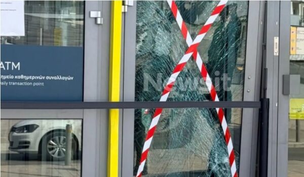 Θεσσαλονίκη: 80χρονος έριξε το αυτοκίνητό του στην τζαμαρία τράπεζας – «Μου έχουν δεσμεύσει όλη την περιουσία, μου γύρισε το μυαλό»