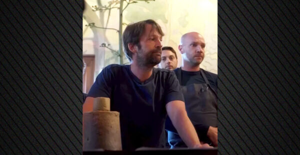 Ο σεφ του Noma της Κοπεγχάγης ζήτησε συγγνώμη και αποσύρεται μετά τις καταγγελίες για χτυπήματα στους υπαλλήλους, ταπείνωση και απειλές για απέλαση